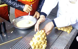 老師教導學員烘焙雞蛋仔